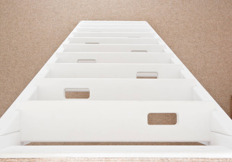 Leitertreppe mit Griffeinfräsungen in den Stufen