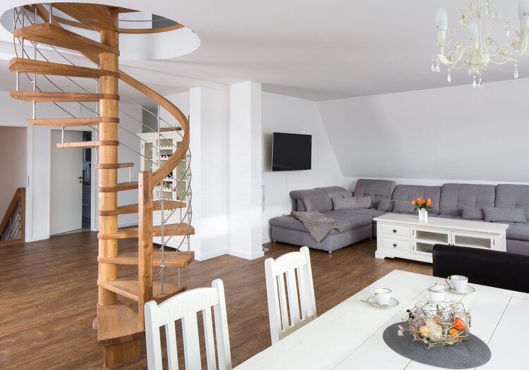 Spindeltreppe mit Mittelsäule, Holzart Eiche astig gebürstet geölt, Milano 3 Geländer