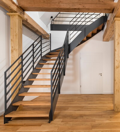 HPL-Treppe mit Stufen in der Holzart Eiche astig farblos geölt mit TBV Echtholz-Öl, Relinggeländer aus Stahl
