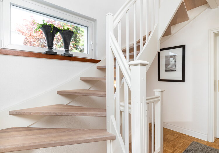 Offene Wangentreppe mit Wendelpfosten Holzart Stufen in Eiche weiß geölt V-White