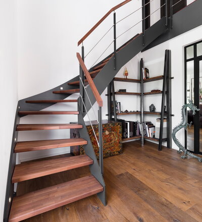 1/4 gewendelte HPL-Treppe mit Milano 1 Geländer und LED-Beleuchtung, Handlauf und Stufen in der Holzart Akazie mosaik Pure (farblos) geölt mit TBV Echtholz-Öl