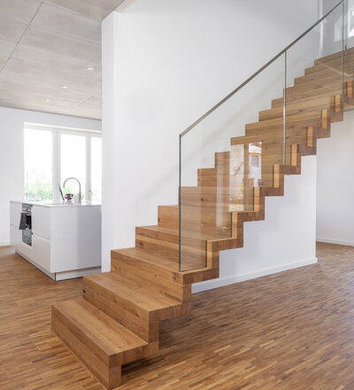 Faltwerktreppe in der Holzart Eiche astig - farblos geölt mit Glasgeländer.