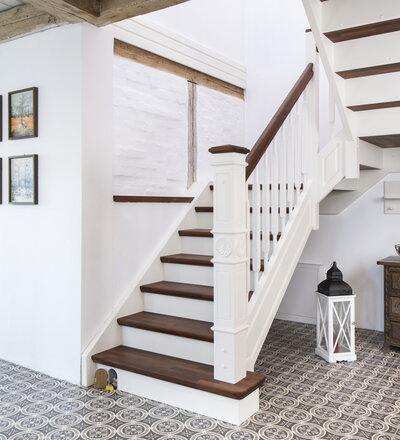 Geschlossene eingestemmte Wangentreppe, Stufen, Handlauf und Pfostenkopf in der Holzart Akazie mosaik Pure (farblos) geölt, Wangen profiliert, Pfosten nach Kundenentwurf gefertigt, Mausetür nach Kundenwunsch gefertigt