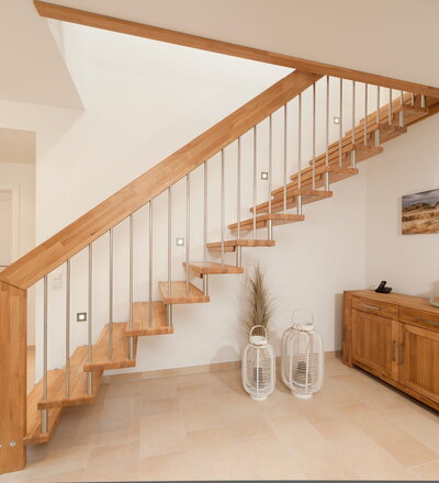 Freitragende Treppe mit Edelstahlstäben; Holzart Eiche mosaik