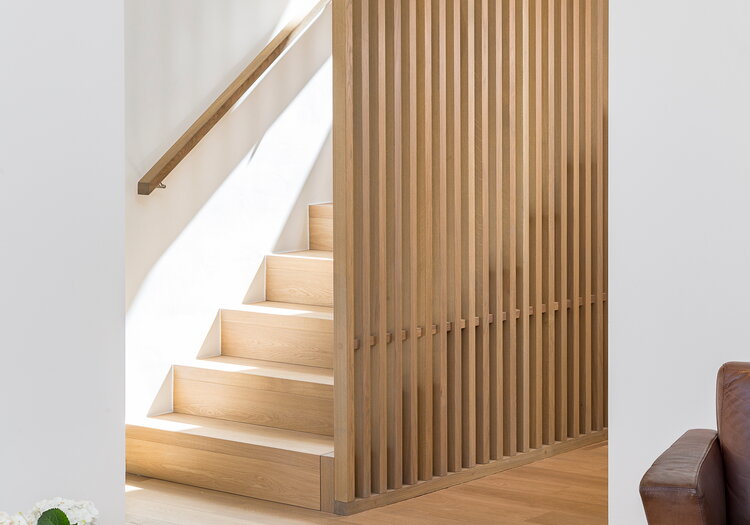 Betonstufenbelegung in der Holzart Eiche geölt, Brüstungsgeländer und Absturzsicherung im asiatischen Stil Eiche geölt.