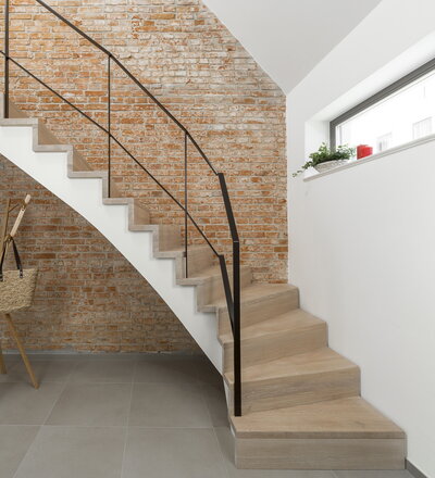 Wangentreppe aufgesattelt, Eiche weiß geölt mit TBV Echtholz-Öl Cotton White