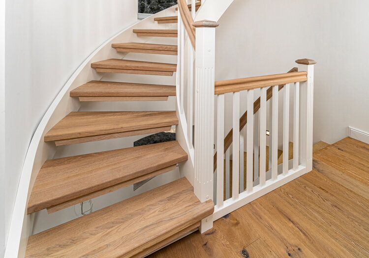 1/4 gewendelte offene Wangentreppe, Holzart Eiche geölt, Stäbe weiß transparent gewachst