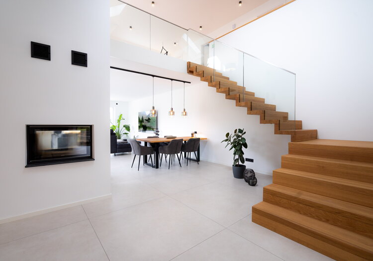 Faltwerk-Podesttreppe mit Glas-Geländer