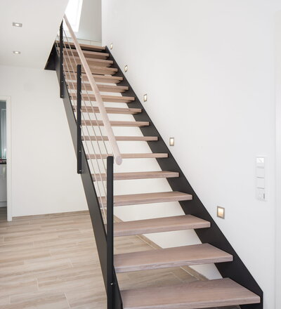 HPL-Treppe mit Stufen und Handlauf in der Holzart Eiche gekälkt.
