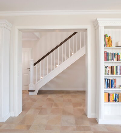 Beidseitig eingestemmte offene Wangentreppe; Holzart Wenge.