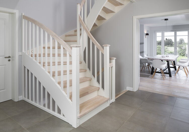 Geschlossene Wangentreppe in der Holzart Hevea mosaik V-White geölt