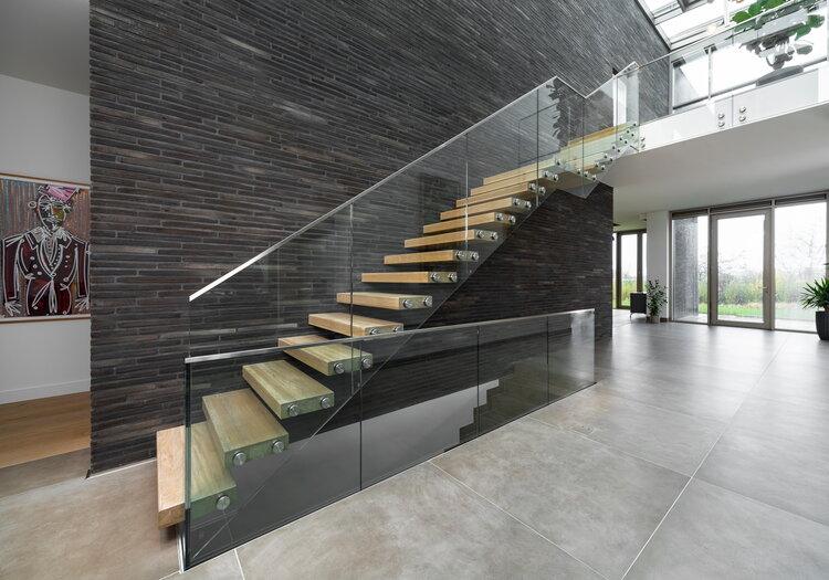 Kragarmtreppe mit Glasgeländer, Stufen in Eiche weiß geölt V-White