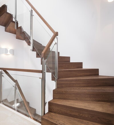 Faltwerktreppe über 3 Etagen in der Holzart Eiche braun geölt mit TBV Echtholz-Öl Chocolat, Glasgeländer mit Sicherheitsglas