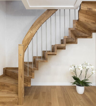 Faltwerktreppe in der Holzart Eiche mosaik über zwei Stockwerke mit TBV Echtholz-Öl Pure (farblos) geölt