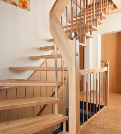 <p>¼ gewendelte freitragende Treppe in der Holzart Kernbuche mosaik lackiert</p>