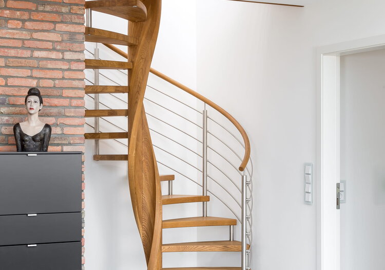 Spindeltreppe mit Innenkrümmling, Holzart Eiche geölt, Milano 5 Geländer