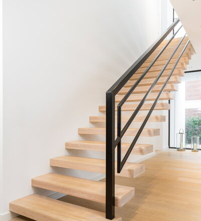 02_HPL-Treppe anthrazit mit hellen Stufen und Loprem Ipsum Geländer