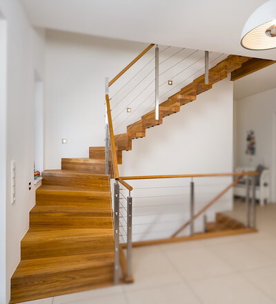 1/4 gewendelte Faltwerktreppe in der Holzart Eiche geölt, Relingeländer mit Drahtseilfüllung