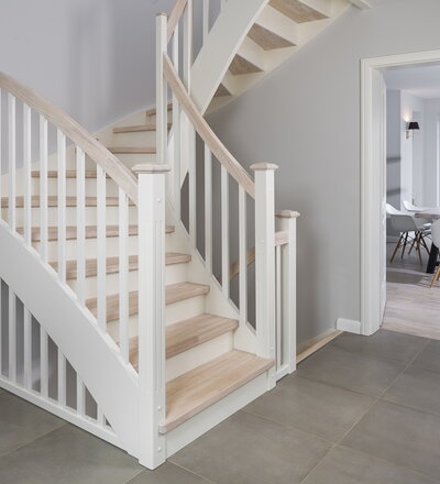 Geschlossene, eingestemmte Wangentreppe in der Holzart Hevea weiß geölt mit TBV Echtholz-Öl, Absturzsicherung unterhalb der Wange