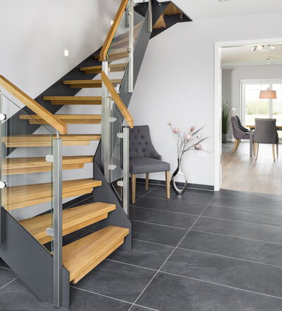 Halb gewendelte HPL-Treppe mit Glasgeländer, Handlauf und Stufen in der Holzart Eiche Pure (farblos) geölt mit TBV Echtholz-Öl