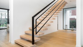 01_aufgesattelte Wangentreppe Holzart Lorem ipsum