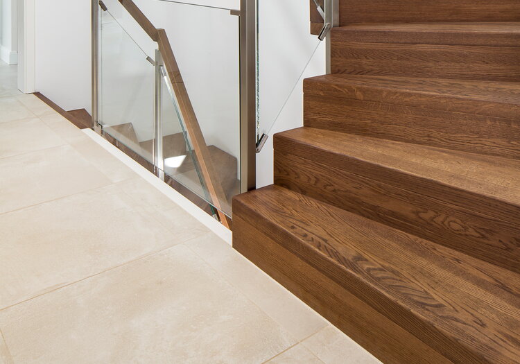 Faltwerktreppe mit Glasgeländer in Eiche farbig geölt Chocolate