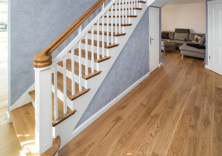 Betontreppe mit Sondergeländer, Holzart Stufen, Handlauf in Eiche farblos geölt Pure