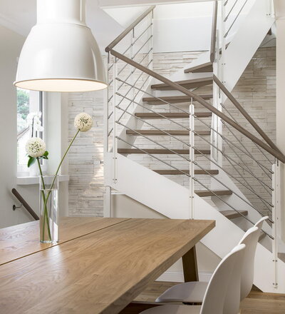 Halb gewendelte HPL-Treppe mit weißen HPL-Wangen, Stufen und Handlauf in der Holzart Eiche geölt mit TBV Echtholz-Öl Farbton Gris Belge