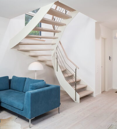 HPL-Treppe mit weißer Wange und Relinggeländer; Stufen und Handlauf in der Holzart Douglasie weiß gekälkt (vom Kunden selbst gekälkt).