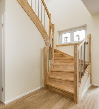 Geschlossene Wangentreppe mit Stellwand, um den Raum unter der Treppe zu nutzen, Holzart Hevea mosaik Pure (farblos) geölt mit TBV Echtholz-Öl