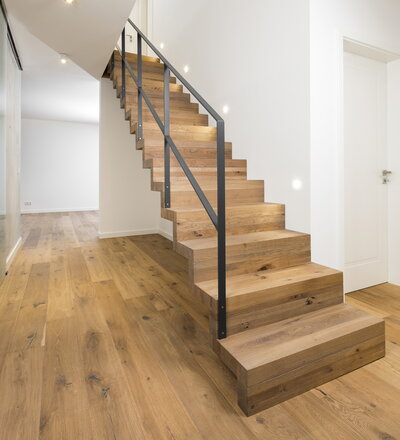Faltwerktreppe in der Holzart Eiche astig - farblos geölt. Bei der Anordnung des Zwischengurtes wurde der „Goldene Schnitt“ angewendet.