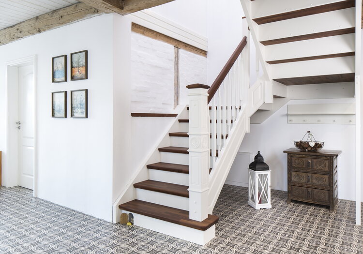 Eingestemmte geschlossene Wangentreppe