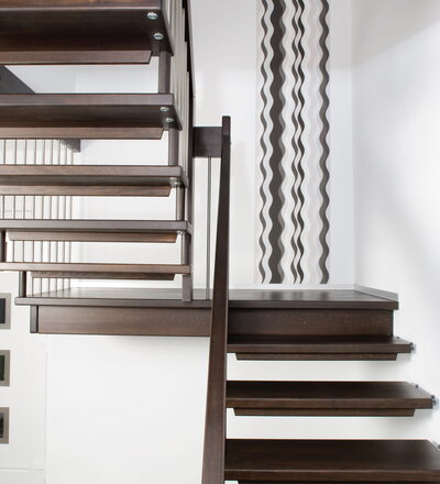 Freitragende Treppe mit Zwischenpodest; Holzart Buche auf Wenge gebeizt