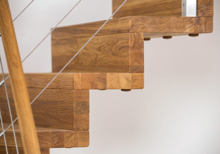 Perfekte Statik dank wandseitiger Bolzenbefestigung und fester Verbindung zwischen Tritt- und Setzstufen.