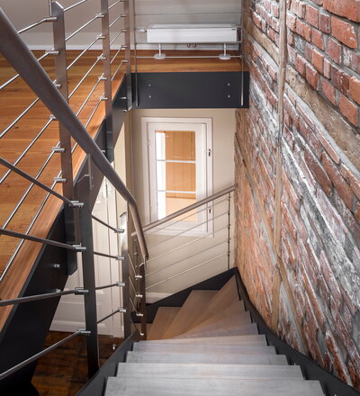 HPL-Treppe 1/4 gewendelt mit Stufen und Handlauf in der Holzart Buche Klassik farbig geölt in Silver Grey, Milano-Geländer und mit Stufenbeleuchtung