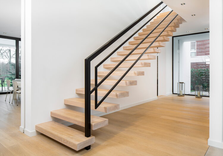 Kragarmtreppe mit Stahlgeländer, Stufen in Eiche weiß geölt V-White