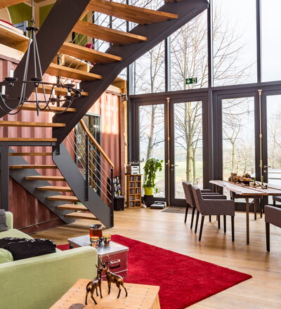 HPL-Treppe mit Stufen und Handlauf in der Holzart Eiche mosaik geölt, Milano-Geländer