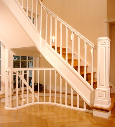 Geschlossene Wangentreppe Stufen und Setzstufen Holzart Eiche, Stäbe, Handlauf und Pfosten Holzart Whitewood weiß endlackiert, Handlauf und Wangenkrümmling im Wendel, Pfosten PF7