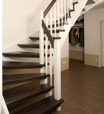 Beidseitig eingestemmte offene Wangentreppe; Holzart Wenge