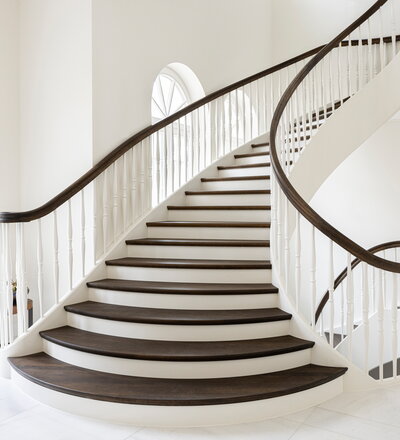 <p>Umgestaltung der Betontreppe in Wangentreppe</p>
<p><strong>Materialen</strong></p>
<p>Trittstufen, Handläufe und Pfostenköpfe: Eiche Classic, Oberfläche farbig geölt<br>Wangen, Setzstufen, Stäbe und Pfosten: Whitewood - weiß endlackiert</p>
<p><strong>Besonderheiten/Merkmale</strong></p>
<p>Handlaufschnecke, Handlauf- und Wangenkrümmlinge, zusätzlich: Handläufe, Wangen, Deckenverkleidungen und Setzstufen zum Teil schichtverleimt, Trittstufen profiliert und zum Teil geschweift.</p>