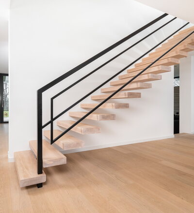 Kragarmtreppe in der Holzart Eiche weiß geölt mit TBV Echtholz-Öl, Stahlgeländer aus Quadratrohr farbig endlackiert