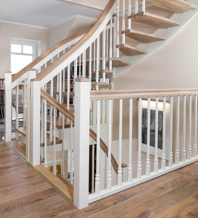 Freitragende Treppe, Stäbe und Distanzhalter weiß endlackiert, Stufen und Handlauf in Eiche mosaik geölt Variante 1