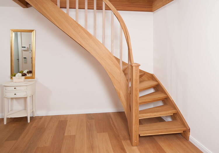 Offene bogenförmige Wangentreppe, Stufen/Handlauf in Eiche weiß geölt Cotton-White