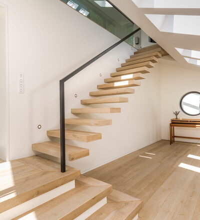 Kragarmtreppe mit Antrittspodest in der Holzart Eiche (Altholzoptik), Brüstungsgelänger aus Glas, Architekt: Benjamin Seidel, HH