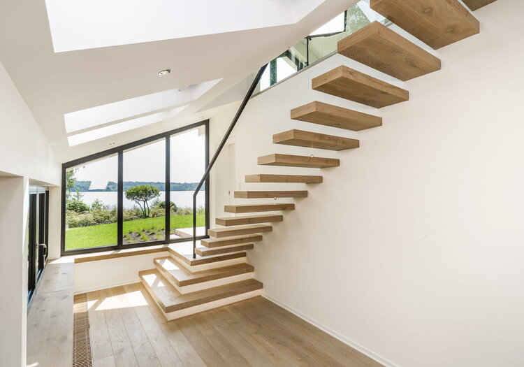 Kragarmtreppe mit Antrittspodest in der Holzart Eiche (Altholzoptik), Brüstungsgelänger aus Glas, Architekt: Benjamin Seidel, HH