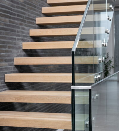 Kragarmtreppe in der Holzart Eiche weiß geölt mit TBV Echtholz-Öl, Glasgeländer