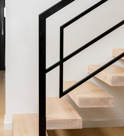 02_HPL-Treppe anthrazit mit hellen Stufen und Loprem Ipsum Geländer