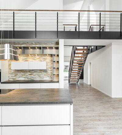 HPL-Treppe mit Relinggeländer und doppeltem Kreuzverband aus Edelstahlstäben, Stufen und Handlauf Holzart Buche geölt mit TBV Echtholz-Öl Farbton Havanna.