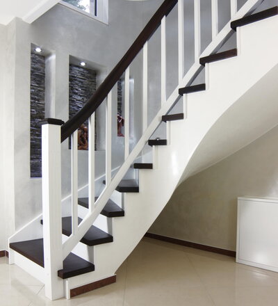 Steigegeländer mit Untergurt für eine Betontreppe, einschließlich Stufenbelegung.