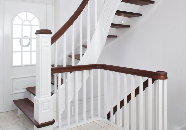 Wangentreppe beidseitig eingestemmt; Stufen Holzart Akazie; Wangen und Stäbe Holzart Whitewood, weiß endlackiert.